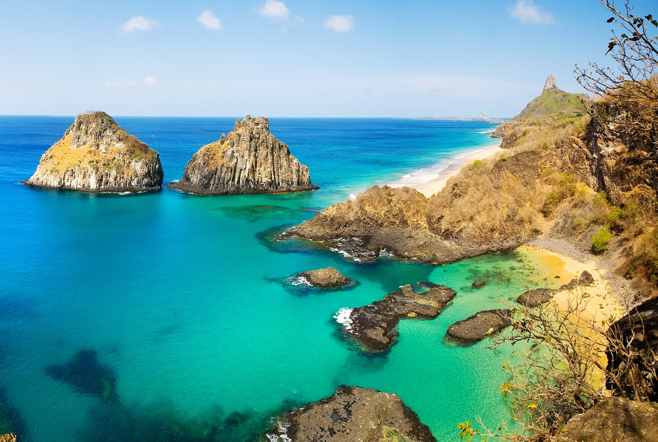 Baía dos Porcos beach and cliffs in Fernando de Noronha, Pernambuco